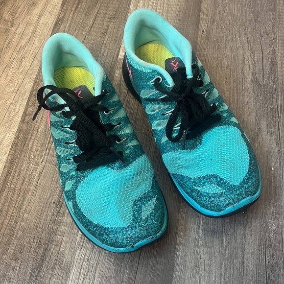 Nike Free 5.0 Running Sneaker Shoe Deep Royal Hyper Pink Size 6 - Picture 2 of 13